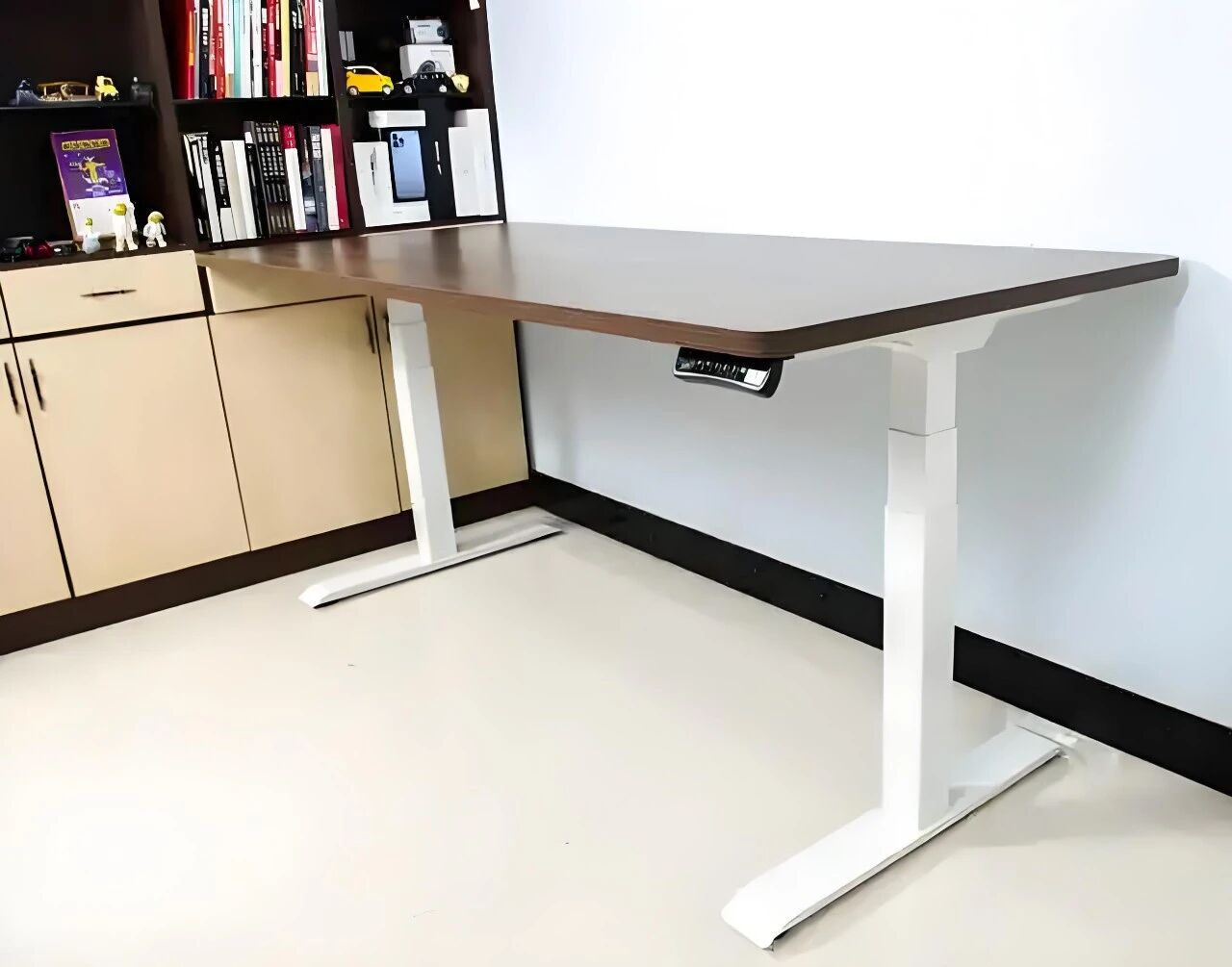 Výhody elektrických stojících stolů pro více uživatelů